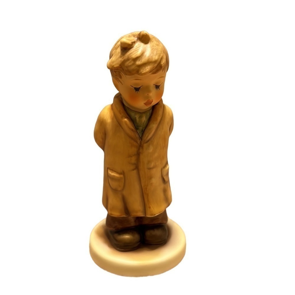Goebel Hummel collector Club in box “Too Shy to Sing” #845 Figurine